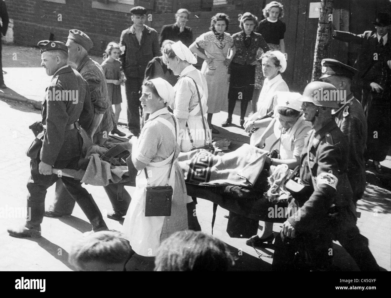 La Croce Rossa infermieri, personale paramedico e feriti dopo incursioni aeree, 1945 Foto Stock