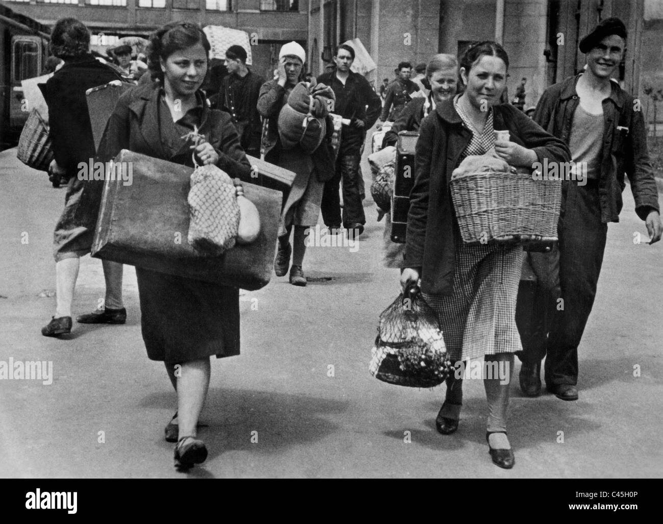 Slave russo operai prima di lasciare la Germania, 1943 Foto Stock