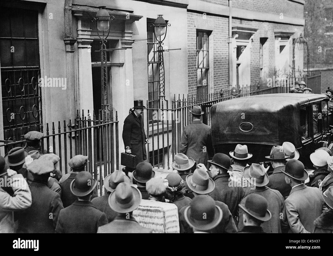 Winston Churchill lascia la sua casa di Downing Street, 1925 Foto Stock