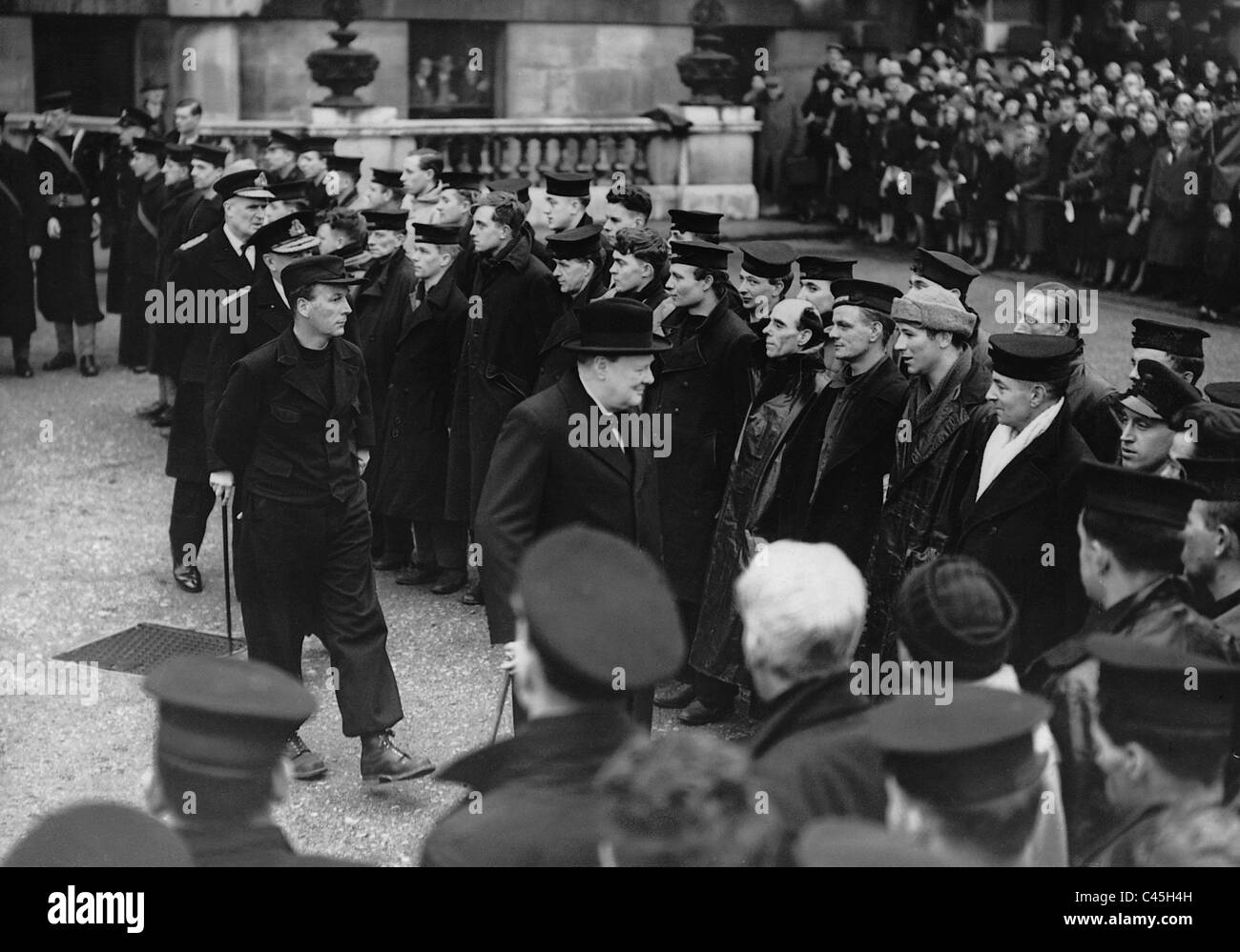 Winston Churchill e gli uomini del H.M.S. Eclipse Foto Stock