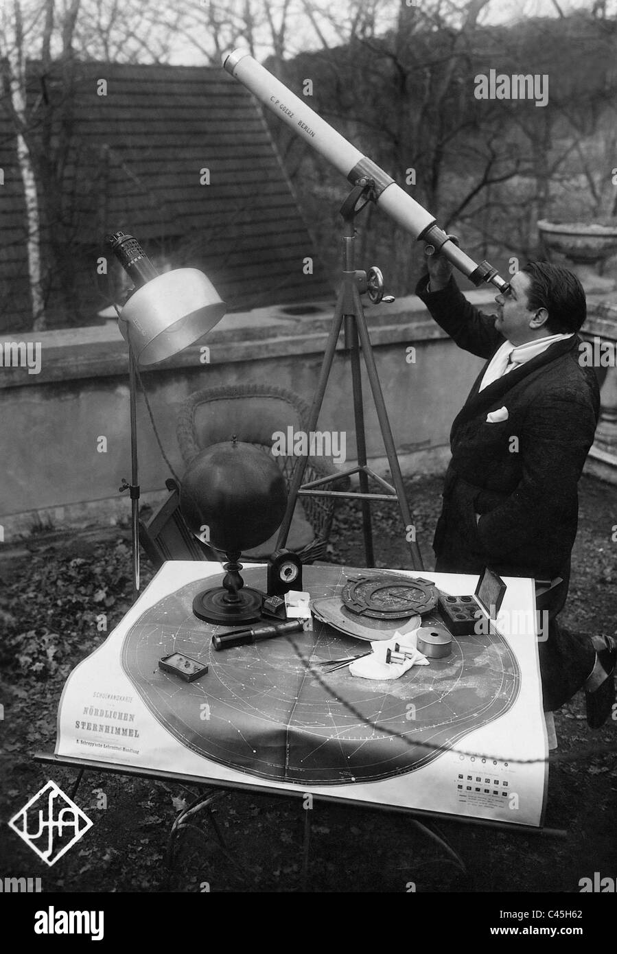 Heinrich Georg a un telescopio, 1921 Foto Stock
