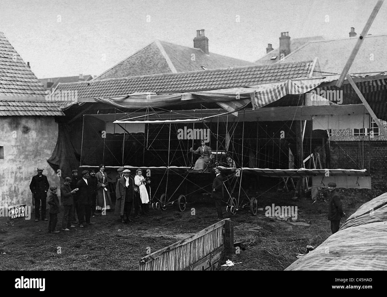 La sig.ra Franck nel suo biplano Farman, 1910 Foto Stock