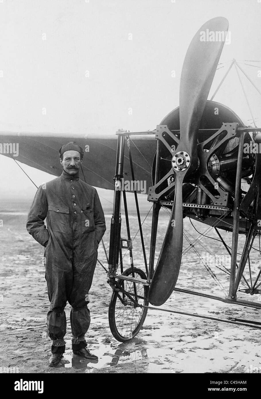 Pioniere dell'aviazione Louis Bleriot con il suo 'Monoplane' Foto Stock