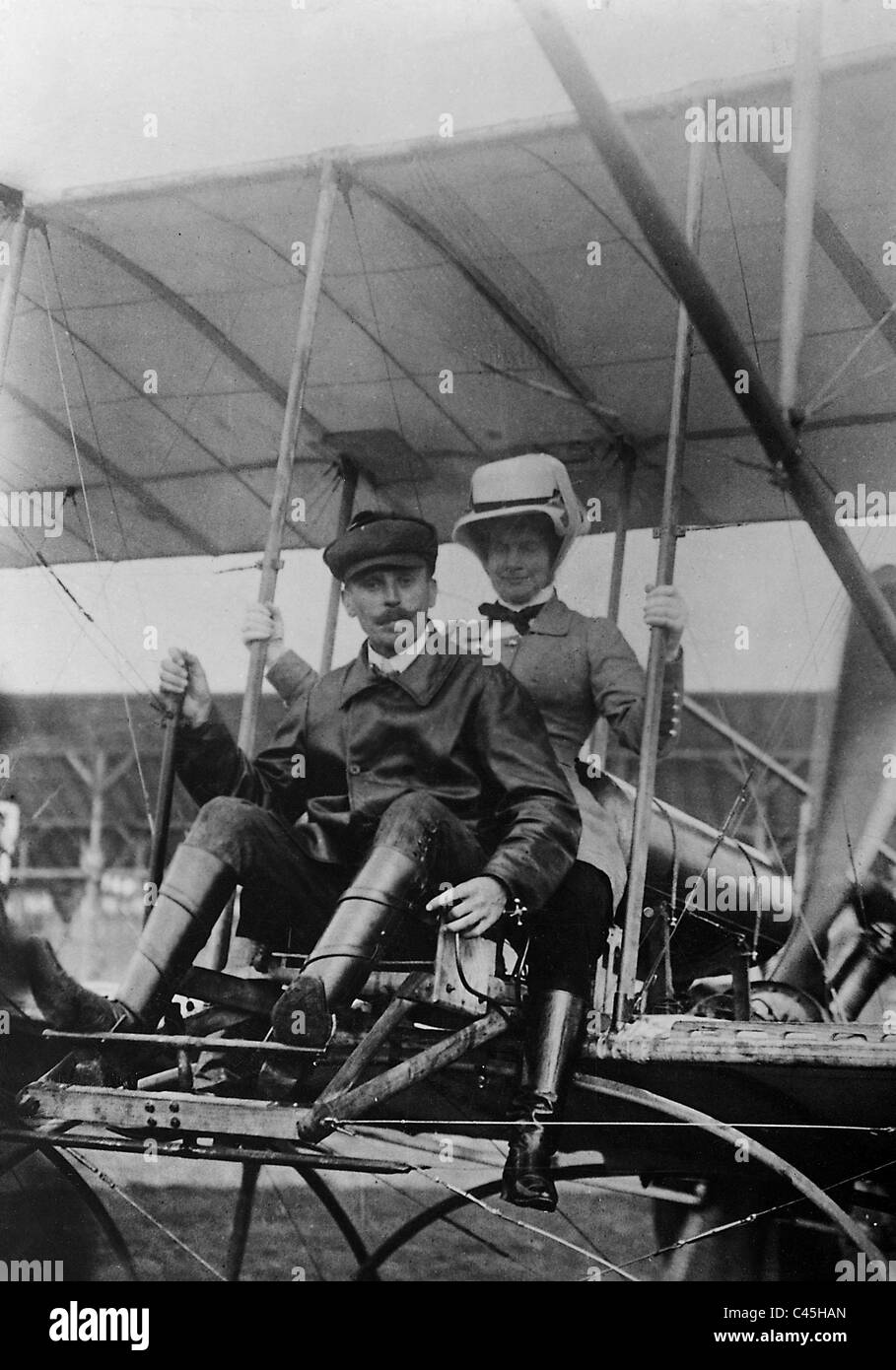 L'arciduchessa Auguste e il pilota Warchalovski a Budapest Air Show 1910 Foto Stock