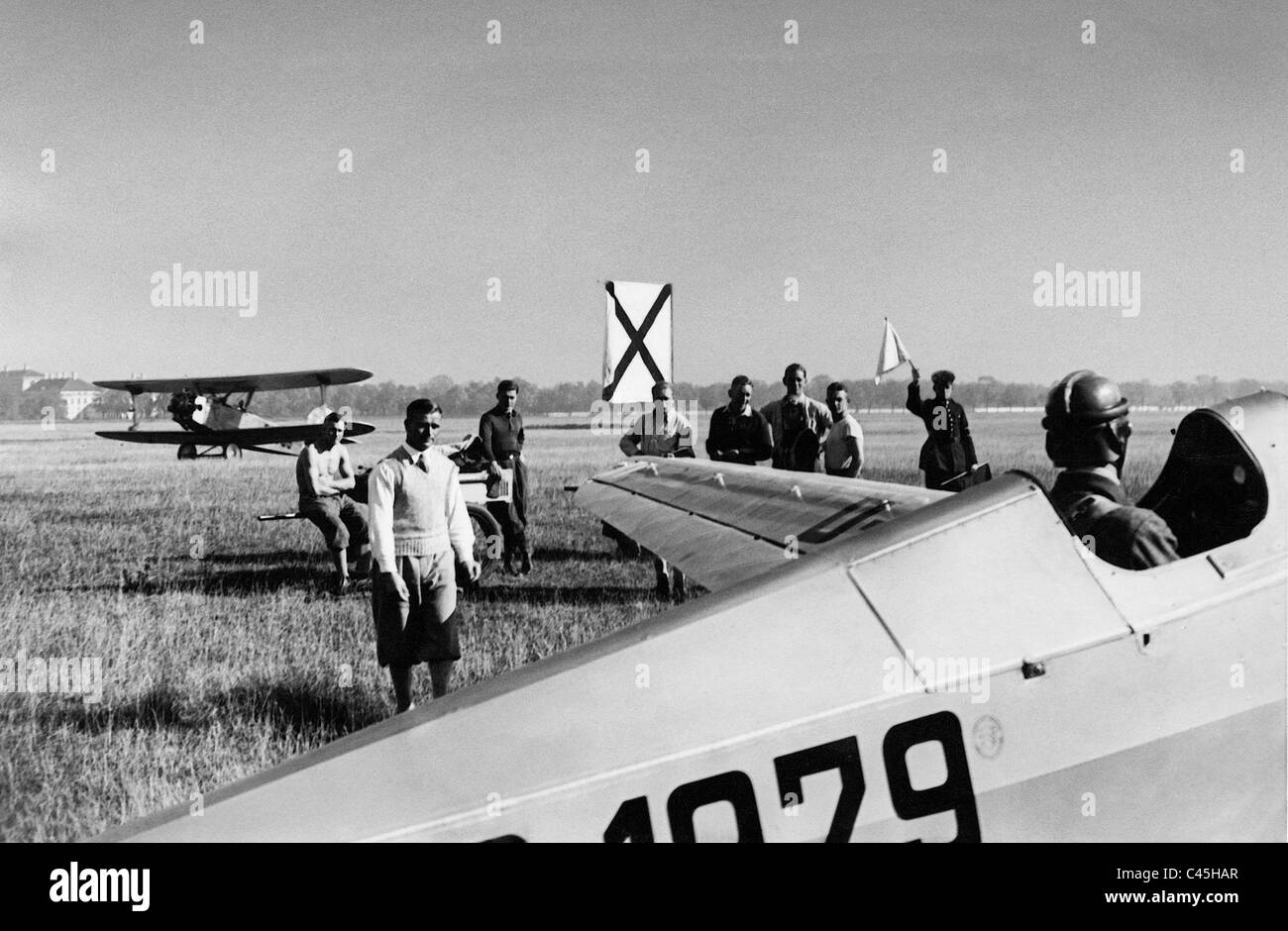 Di atterraggio e decollo esercita sulla pista della scuola di volo Munich-Schleissheim, 1931 Foto Stock
