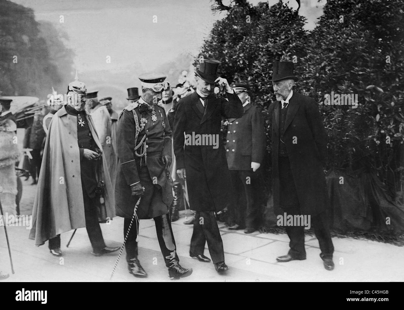 L'imperatore Guglielmo II in conversazione con Johann Heinrich Burchard e William Henry O'Swald, 1908 Foto Stock
