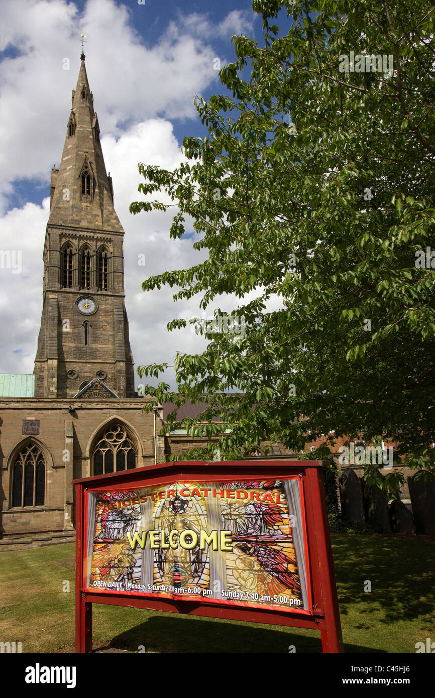 Torre della cattedrale di Leicester con segno positivo nella parte anteriore, Leicester, England, Regno Unito Foto Stock