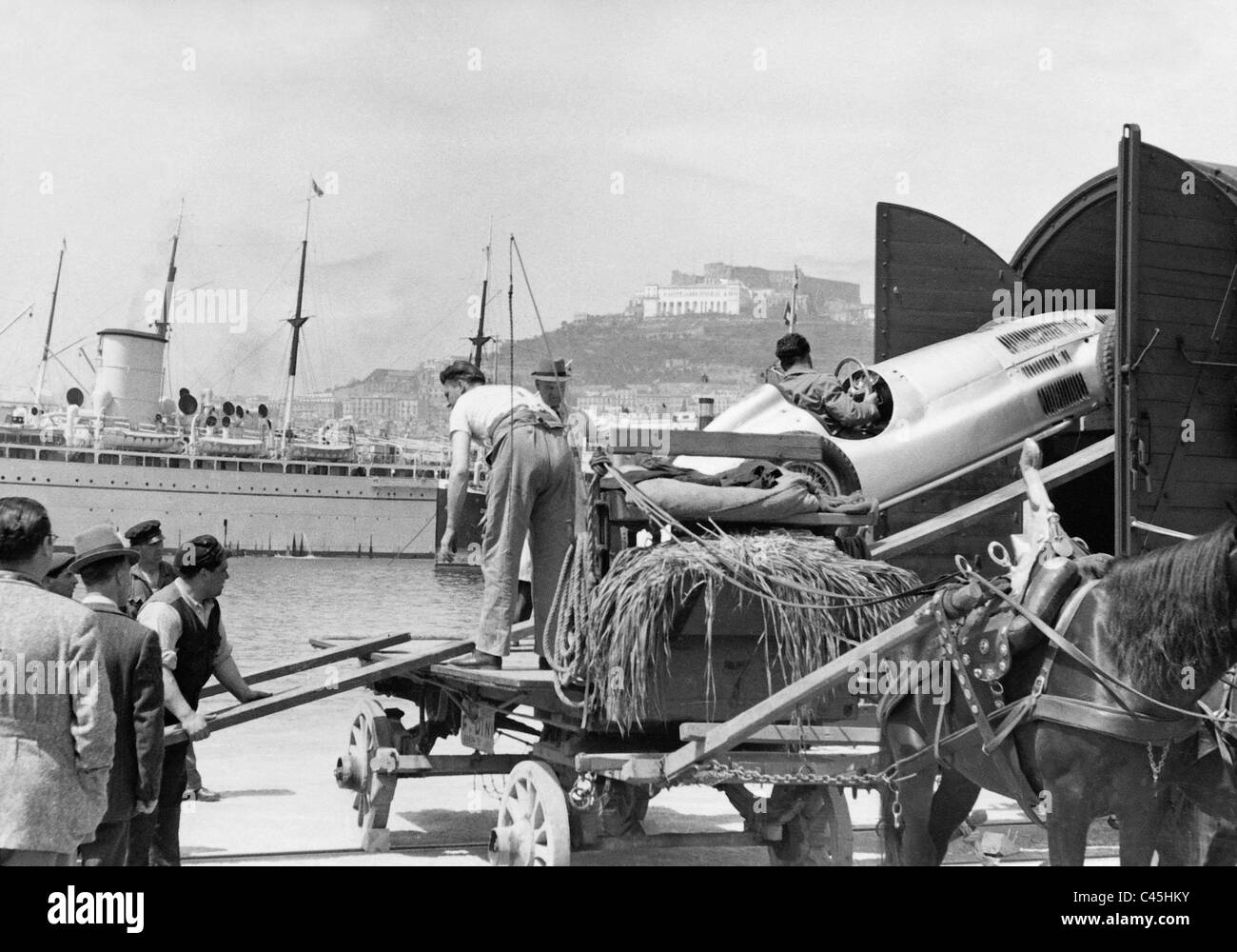 La Mercedes-Benz racing auto W 165 / 'Silver frecce' è imbarcato a Napoli, 1939 Foto Stock