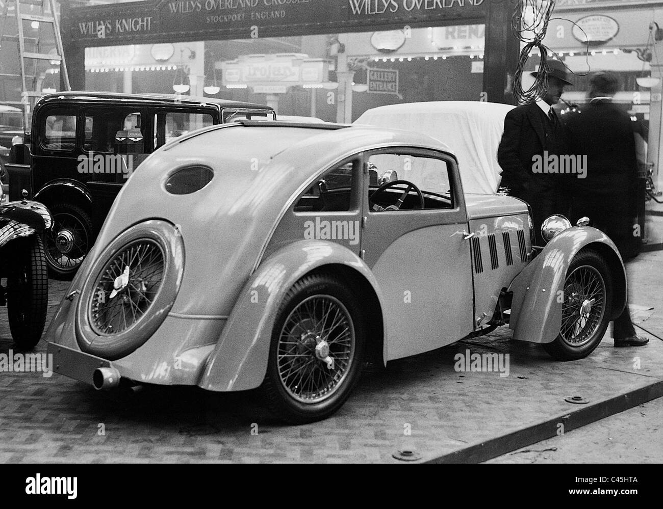 Un modello di Hillman presso l'Automobile mostra nell'Olympia exhibition hall di Londra, 1932 Foto Stock