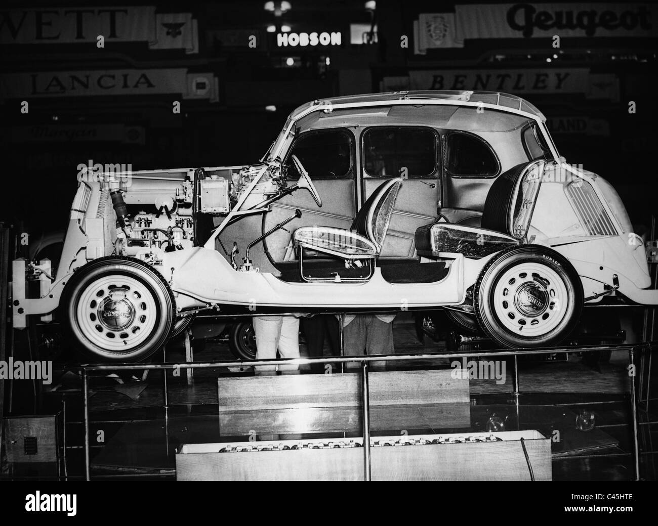 Sezione trasversale di una Morris 8 presso l'Automobile mostra a Londra, 1938 Foto Stock