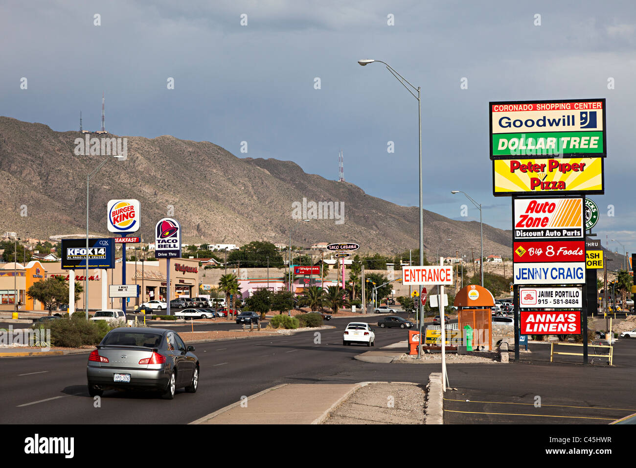 Strada con fast food e segni del centro commerciale El Paso Texas USA Foto Stock