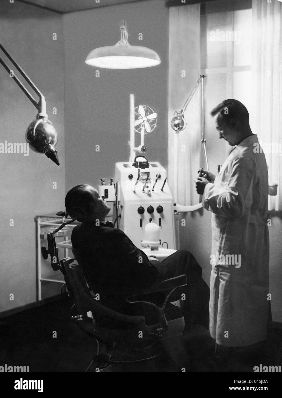 Il trattamento dentale, 1930 Foto Stock