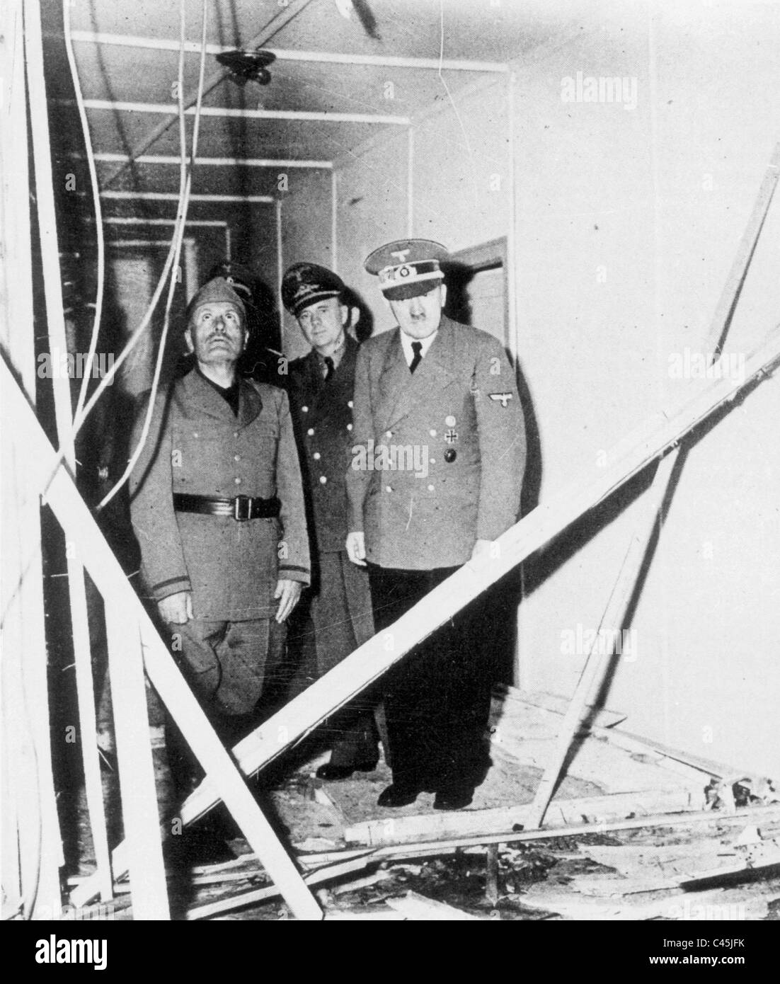 Adolf Hitler mostra Benito Mussolini le rovine della caserma tra i leader del quartier generale, 1944 Foto Stock