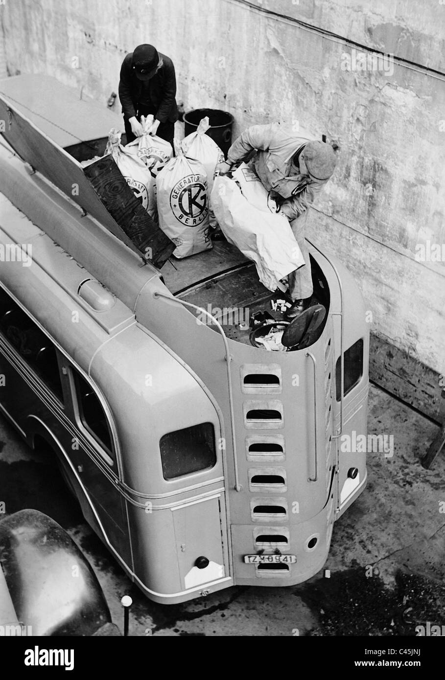 Bus con un gas di alimentazione del legno, 1941 Foto Stock