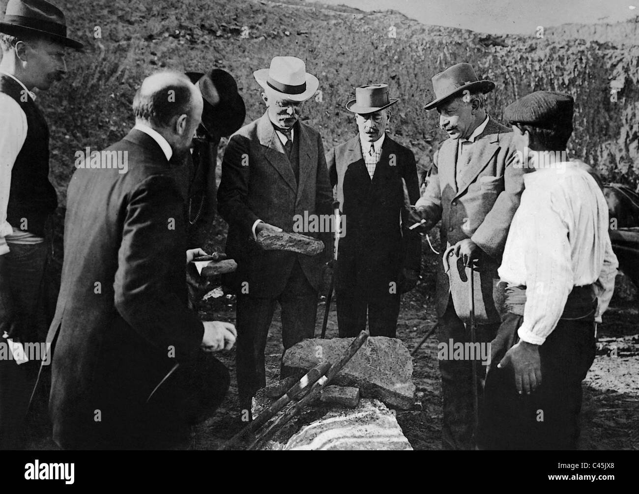 Il Kaiser Guglielmo II e William Doerpfeld durante gli scavi in Garitza, 1914 Foto Stock