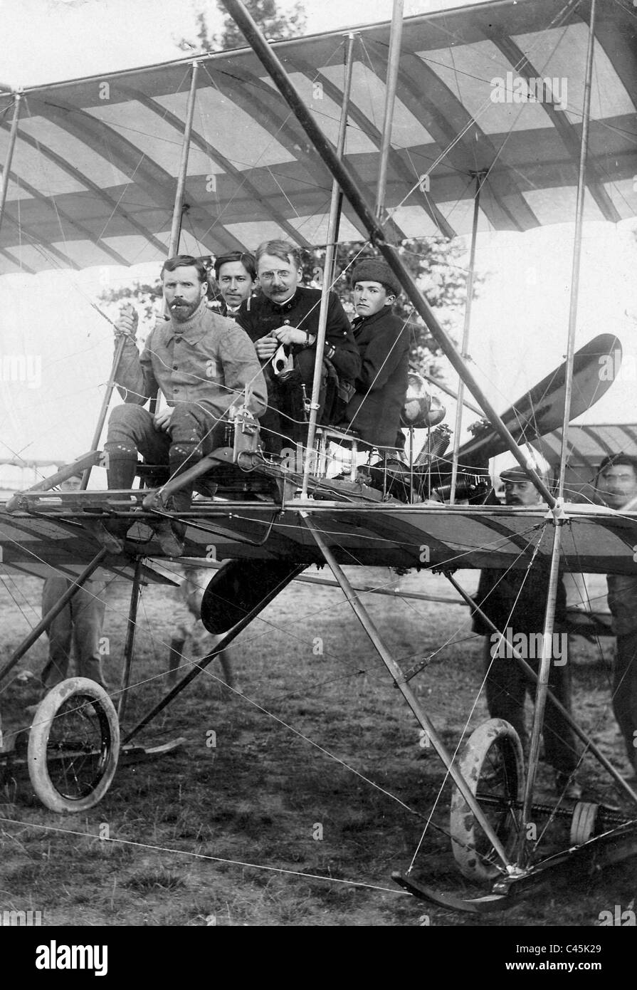 Pioniere dell'aviazione Henri Farman con tre passeggeri, 1910 Foto Stock