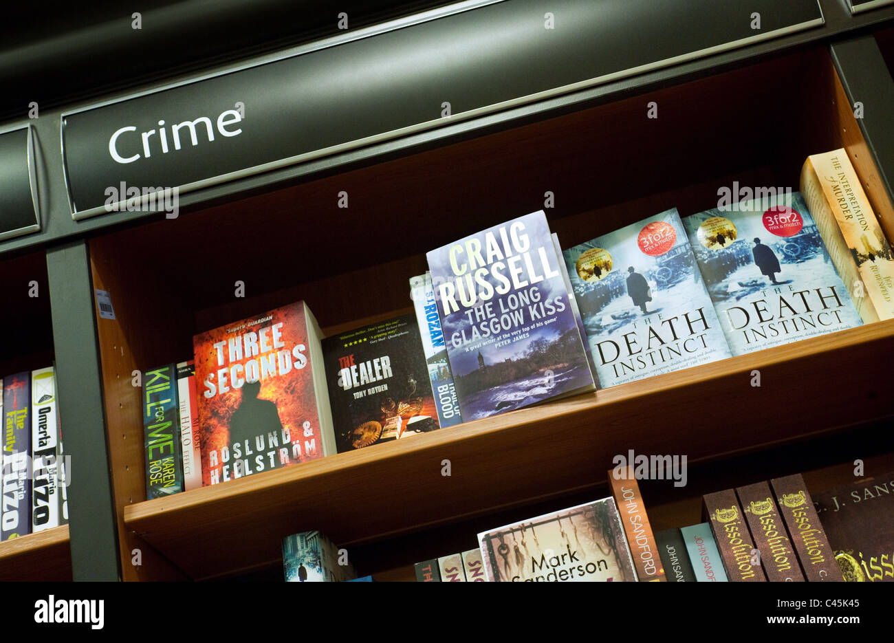 La criminalità di libri per la vendita, Waterstones bookshop Truro REGNO UNITO Foto Stock