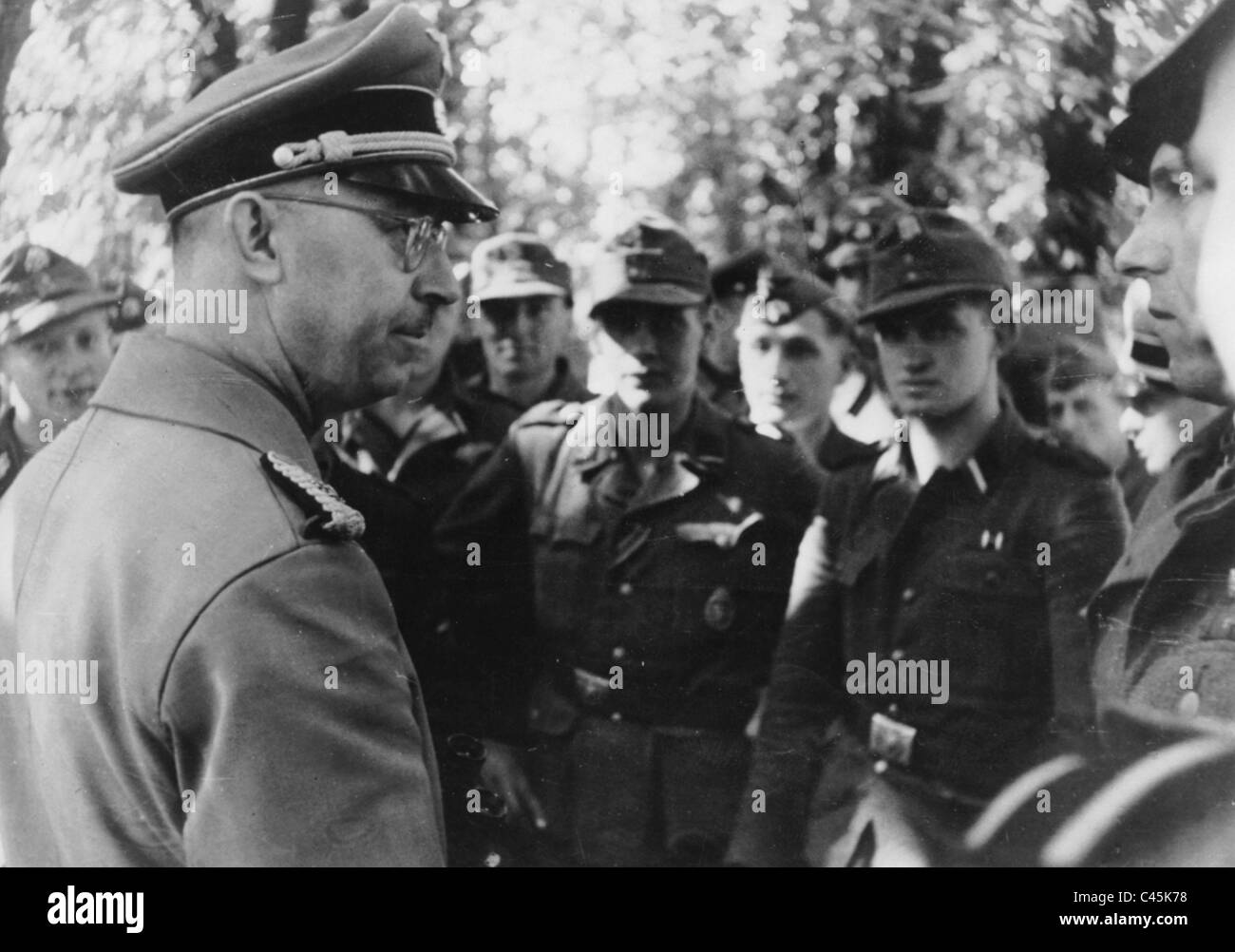 Heinrich Himmler parlando con Waffen SS soldati, 1943 Foto Stock