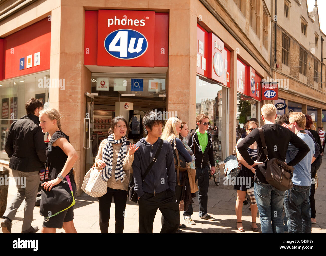 Le persone al di fuori i telefoni 4U store, Cambridge Regno Unito Foto Stock