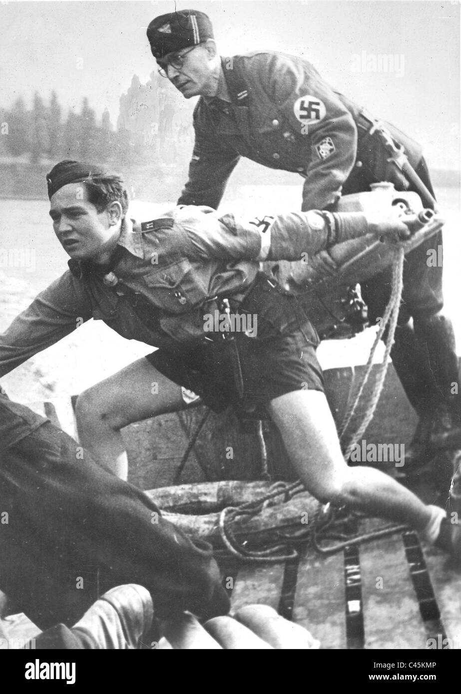 Gioventù Hitleriana sono addestrati dalla NSKK di assalto barca driver, 1944 Foto Stock