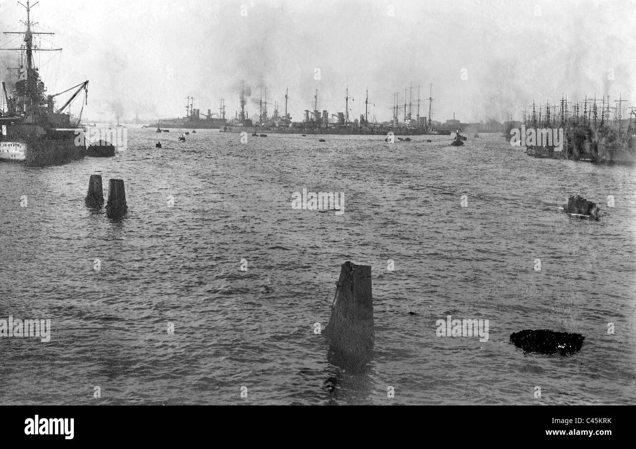 Tedesco le navi da guerra in un porto Foto Stock