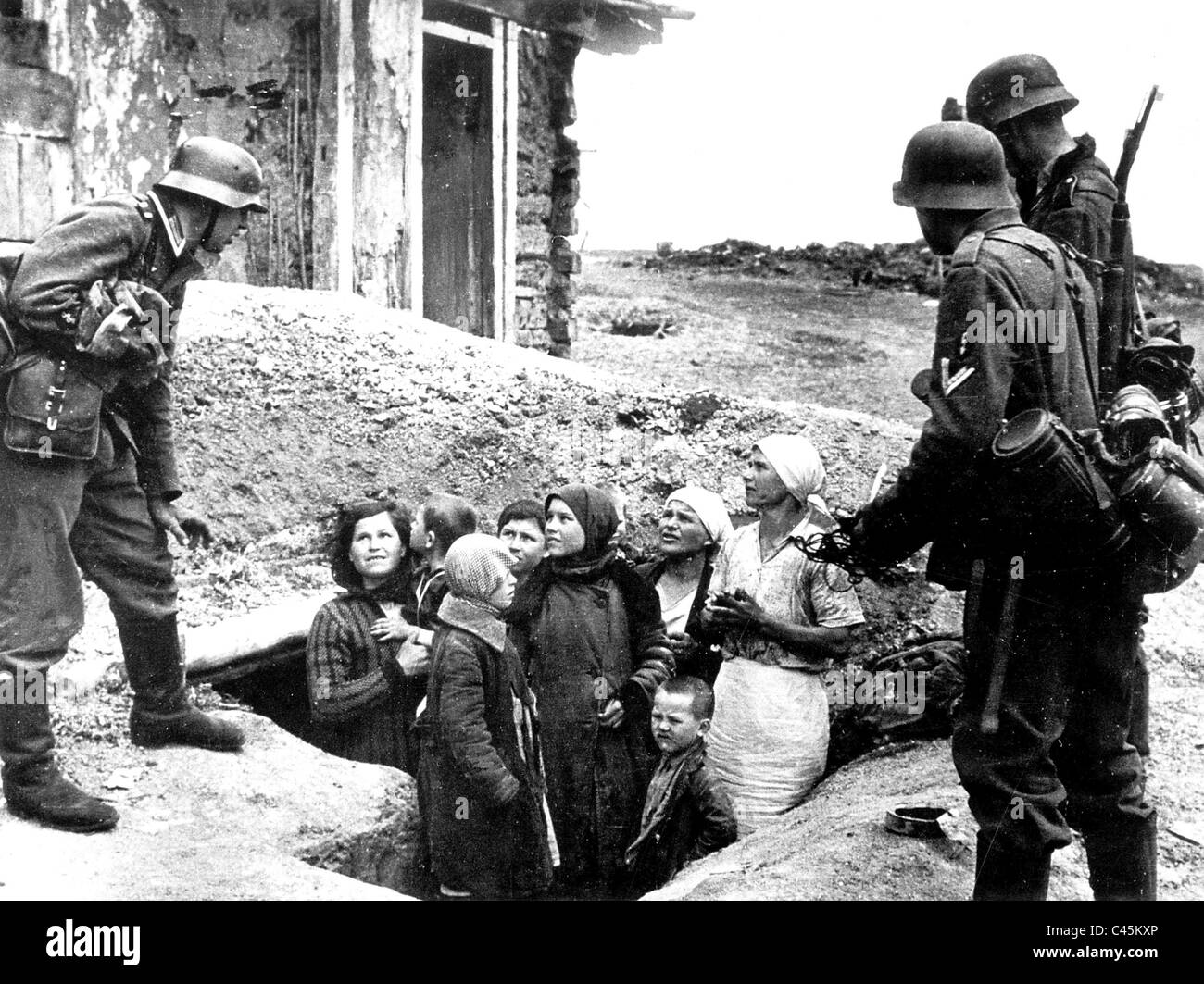 La fanteria tedesca insieme con un russo famiglia contadina Foto Stock