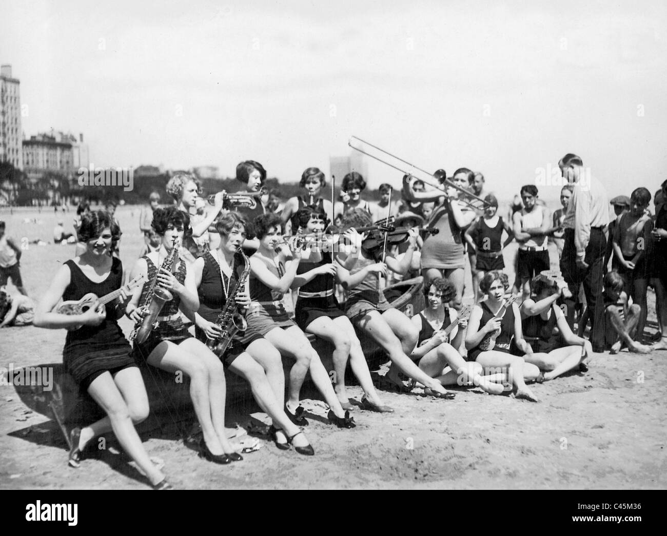 Donna jazz band in spiaggia Foto Stock