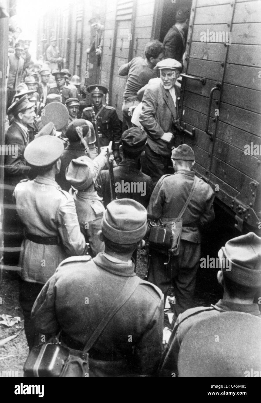 Soldati rumeni ottenere gli ebrei in vagoni ferroviari Foto Stock