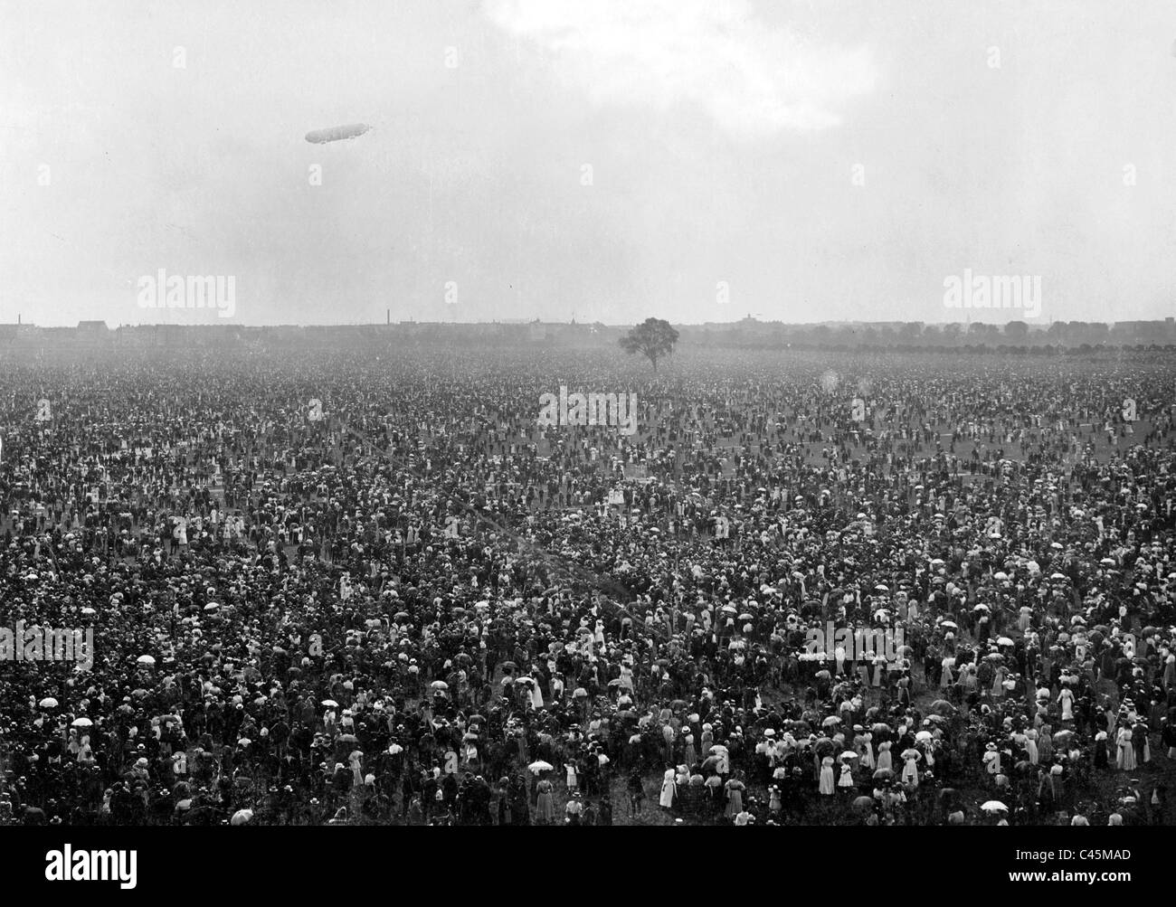 Arrivo del dirigibile Zeppelin 'LZ 3' a Berlino, 1909 Foto Stock