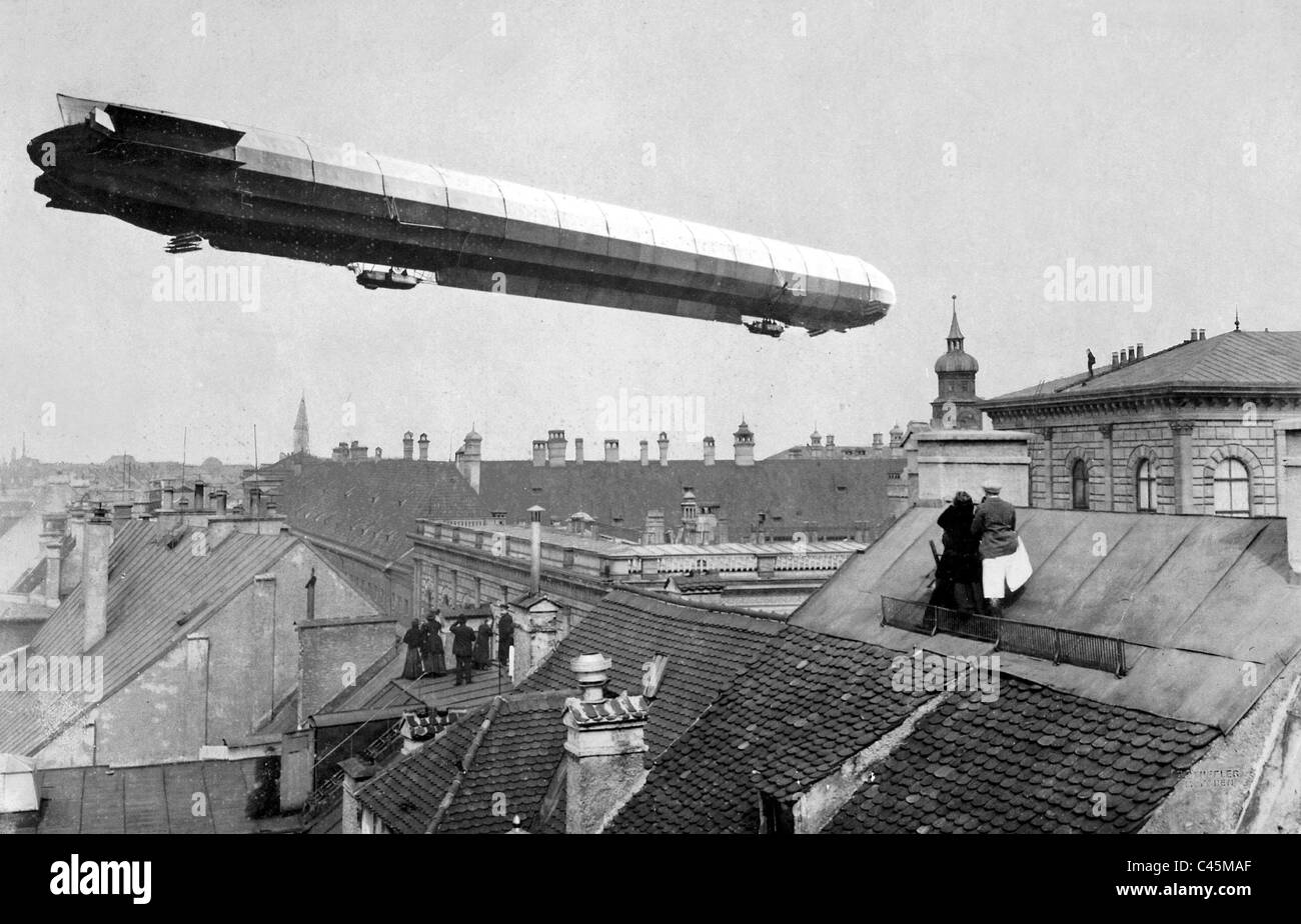 Dirigibile Zeppelin 'LZ 3' volare al di sopra di Monaco di Baviera, 1909 Foto Stock