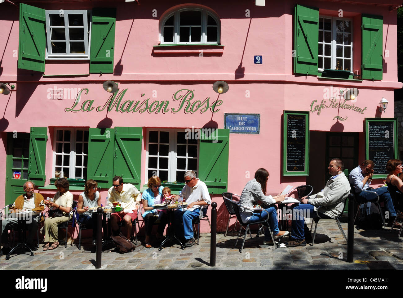 La gente seduta al di fuori di un caffè di Montmartre, Parigi Foto Stock