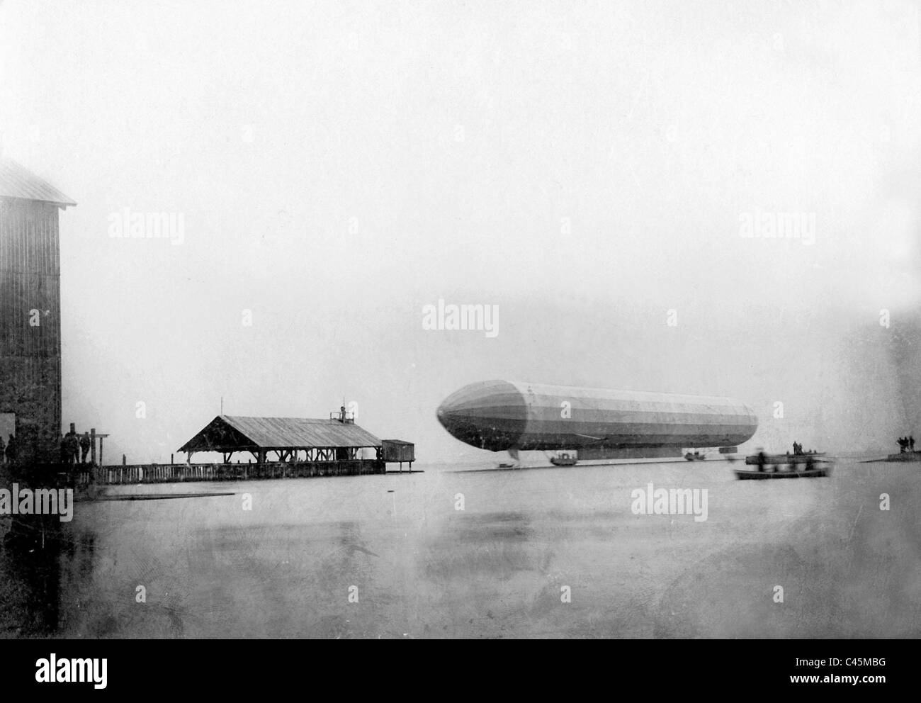 Volo di prova del dirigibile Zeppelin 'LZ 2', 1905 Foto Stock