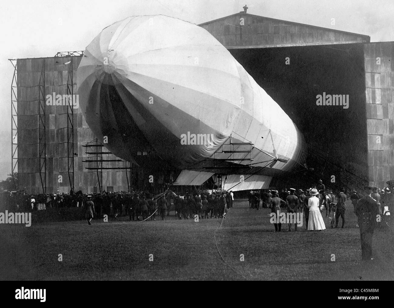 Il dirigibile militare "Z I' dopo l'arrivo a Metz, 1909 Foto Stock