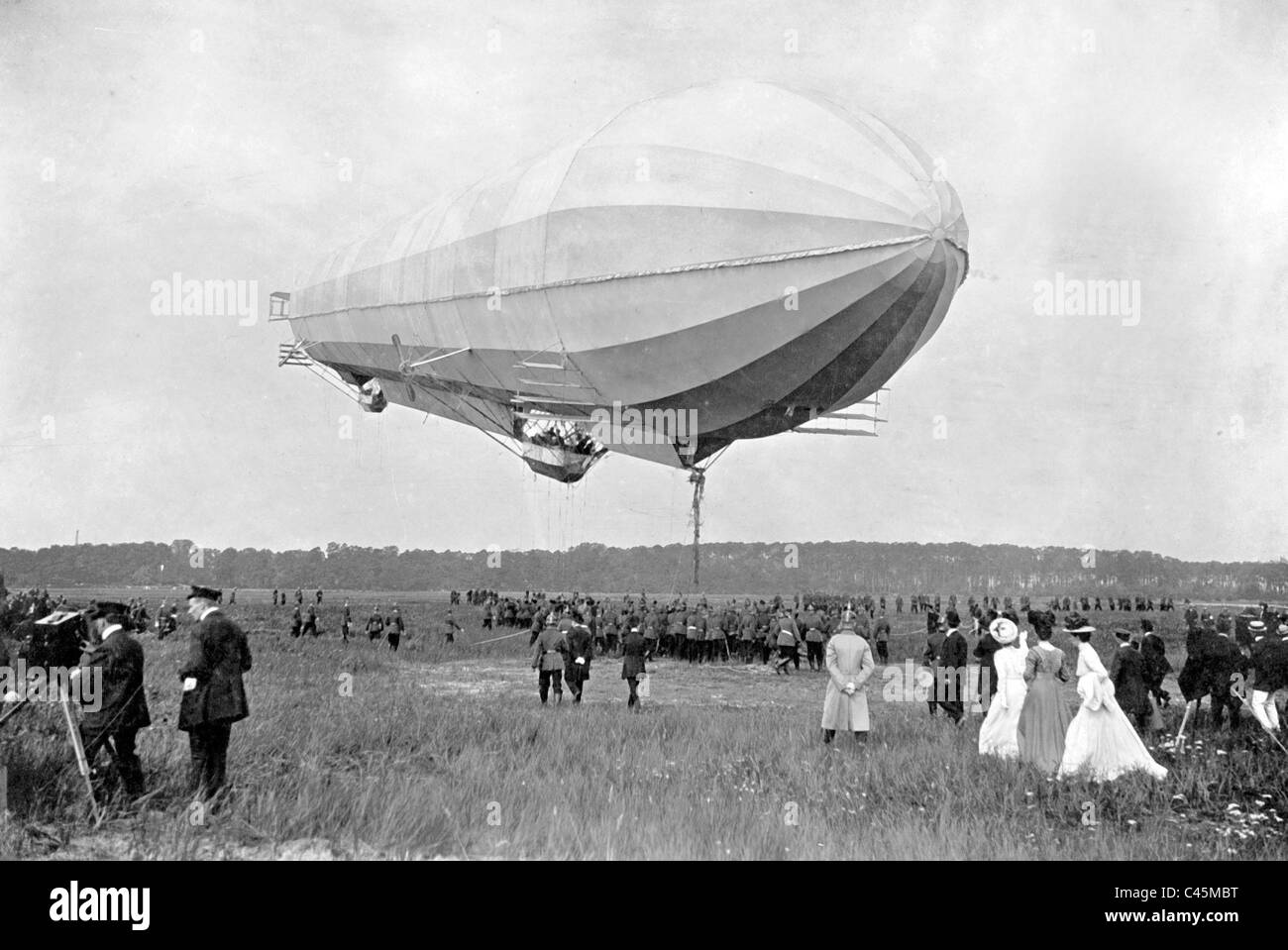 Il dirigibile Zeppelin 'LZ 3' atterraggio a Berlino-Tegel, 1909 Foto Stock