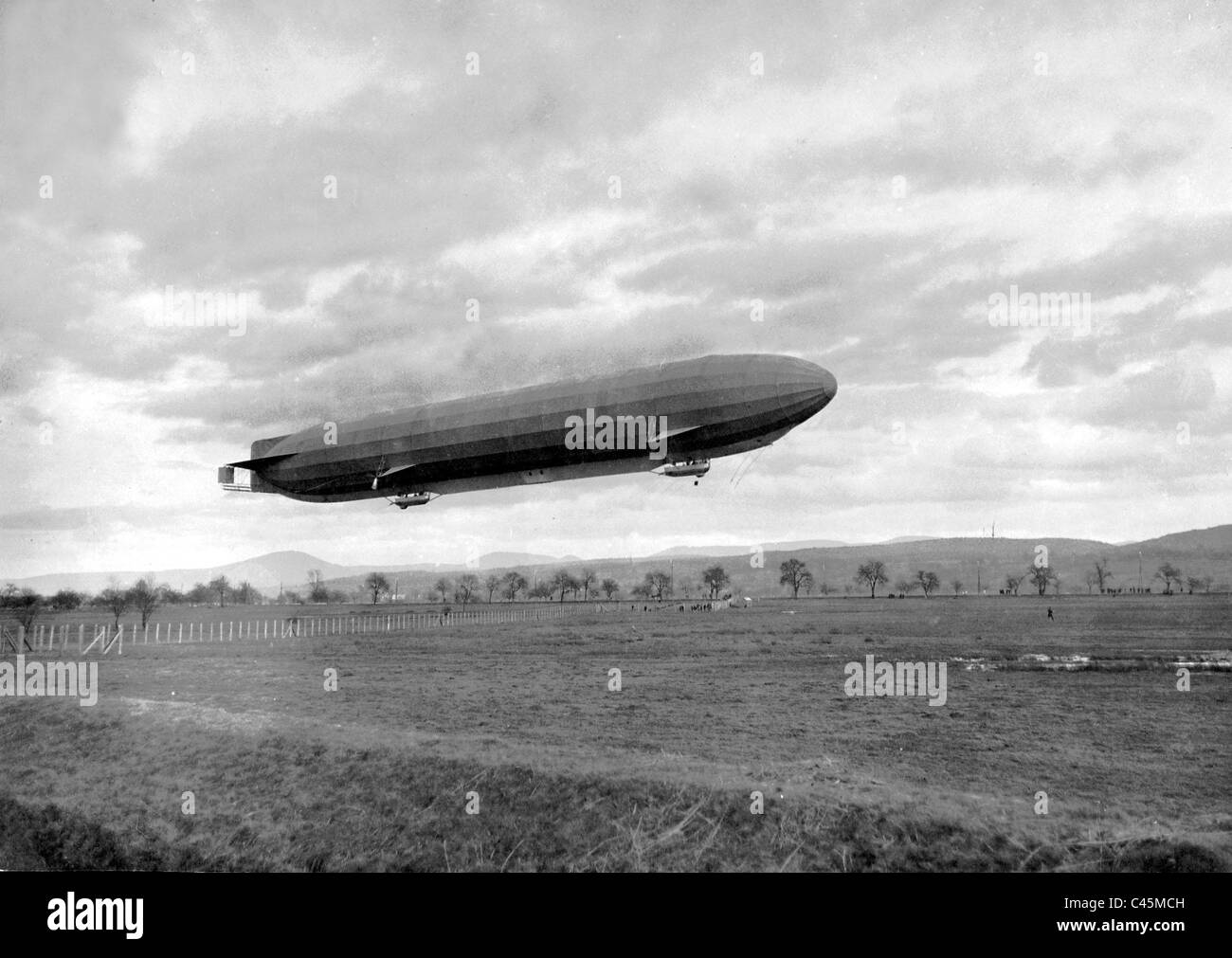 Il dirigibile Zeppelin 'LZ 4 'vicino a Friedrichshafen, 1909 Foto Stock