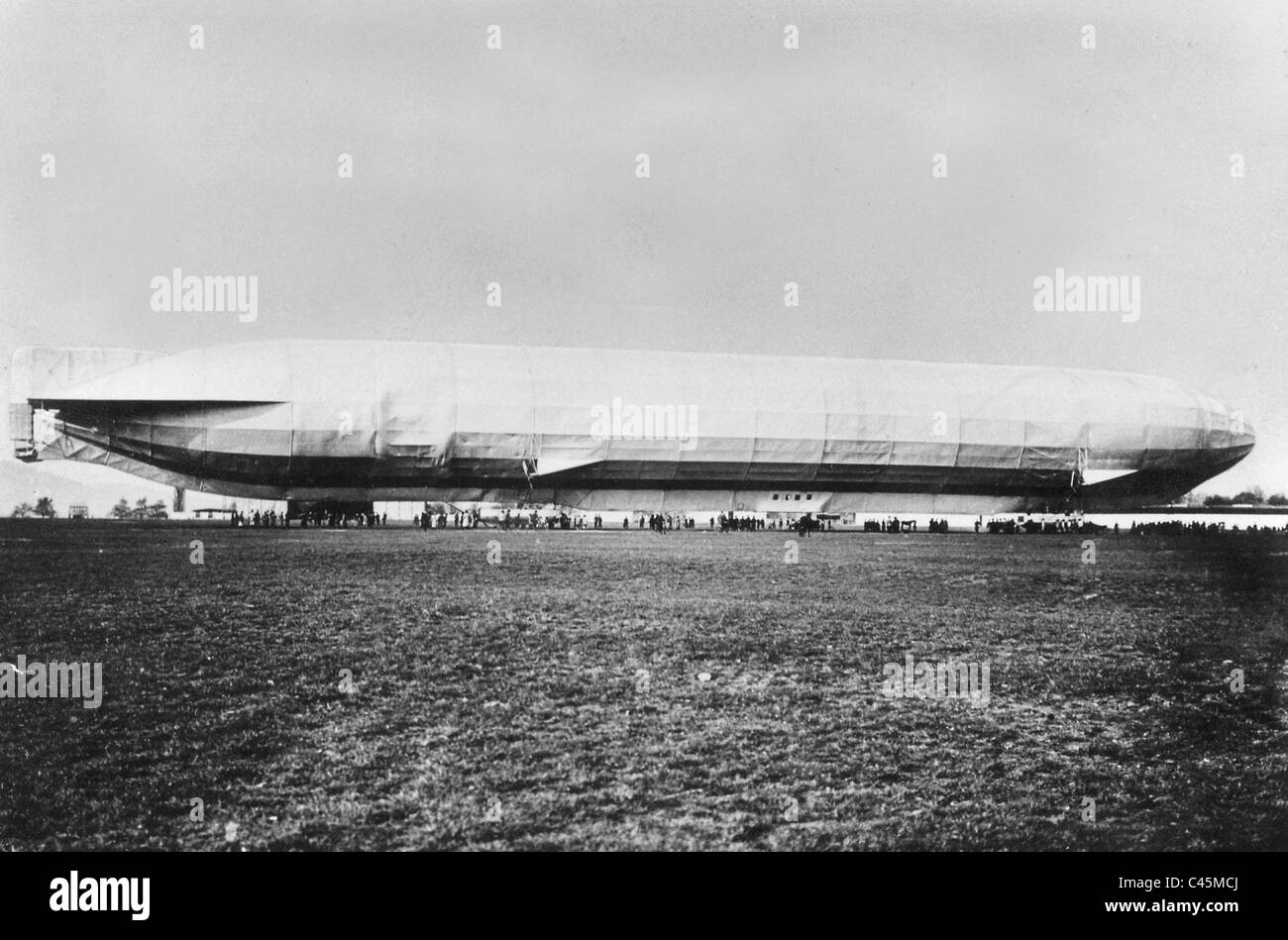 Il dirigibile Zeppelin 'LZ 4' sulla zona di atterraggio di Metz, 1908 Foto Stock