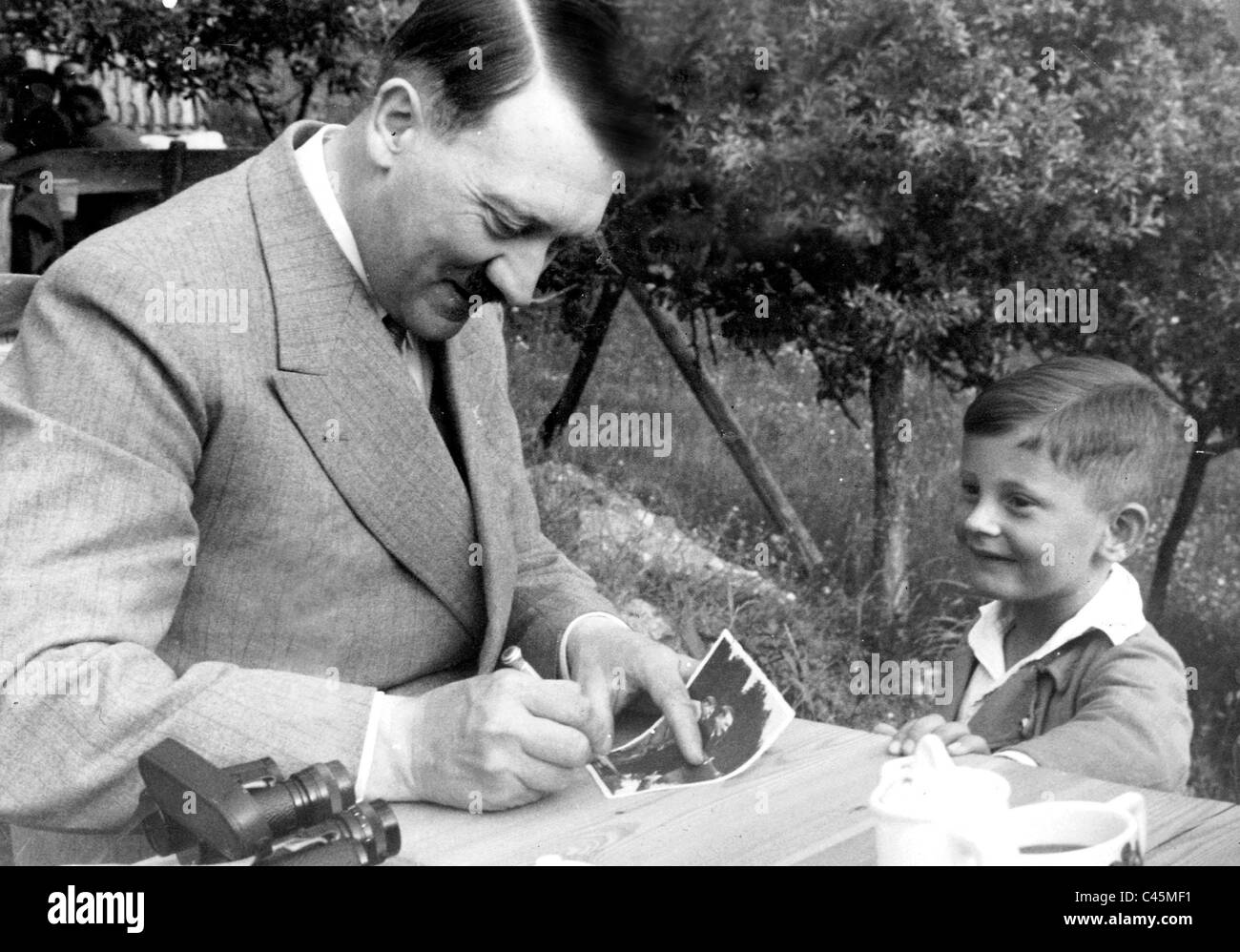 Adolf Hitler dà un autografo Foto Stock