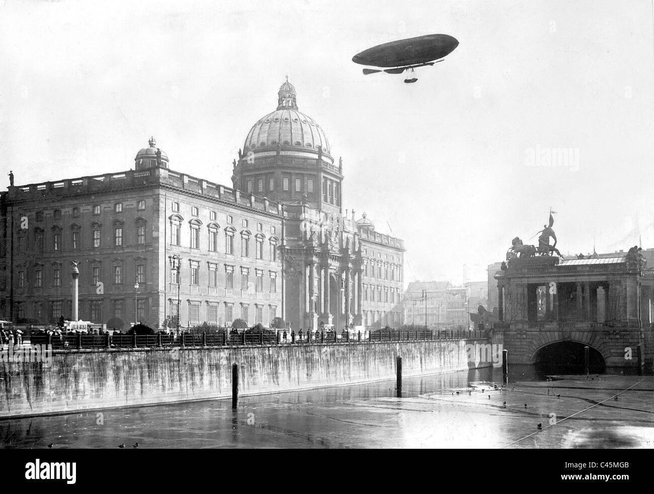 Palloncino militare "lordo II' sopra il Berliner Stadtschloss, 1909 Foto Stock
