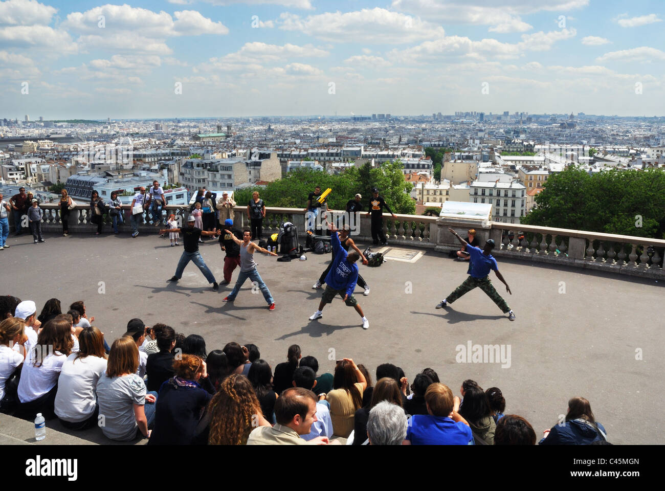 La folla a guardare una troupe di ballerini di strada al Sacre Coeur di Montmartre, Parigi Foto Stock