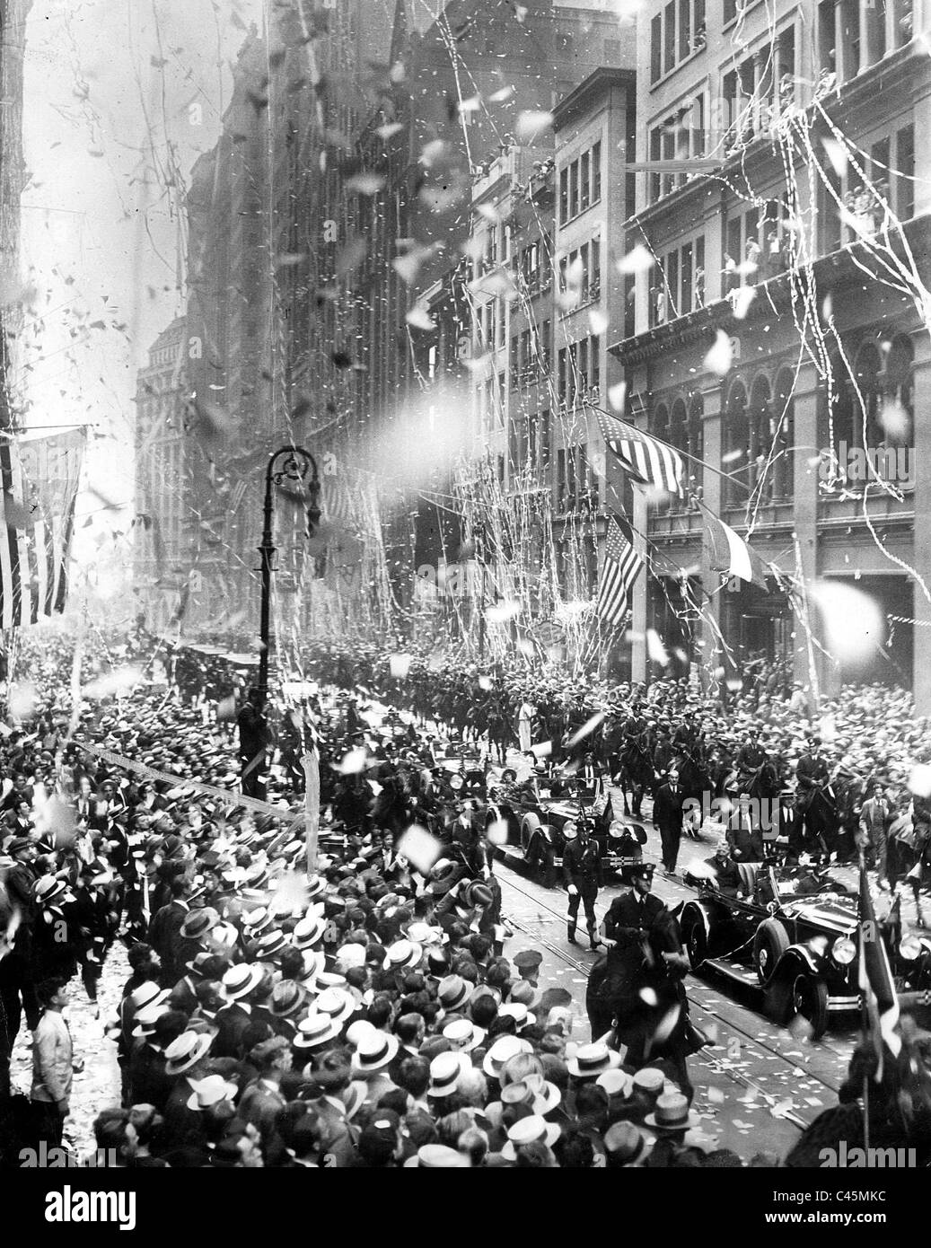 Ticker tape parade per l equipaggio del dirigibile "Graf Zeppelin I" (LZ 127) in New York, 1929 Foto Stock