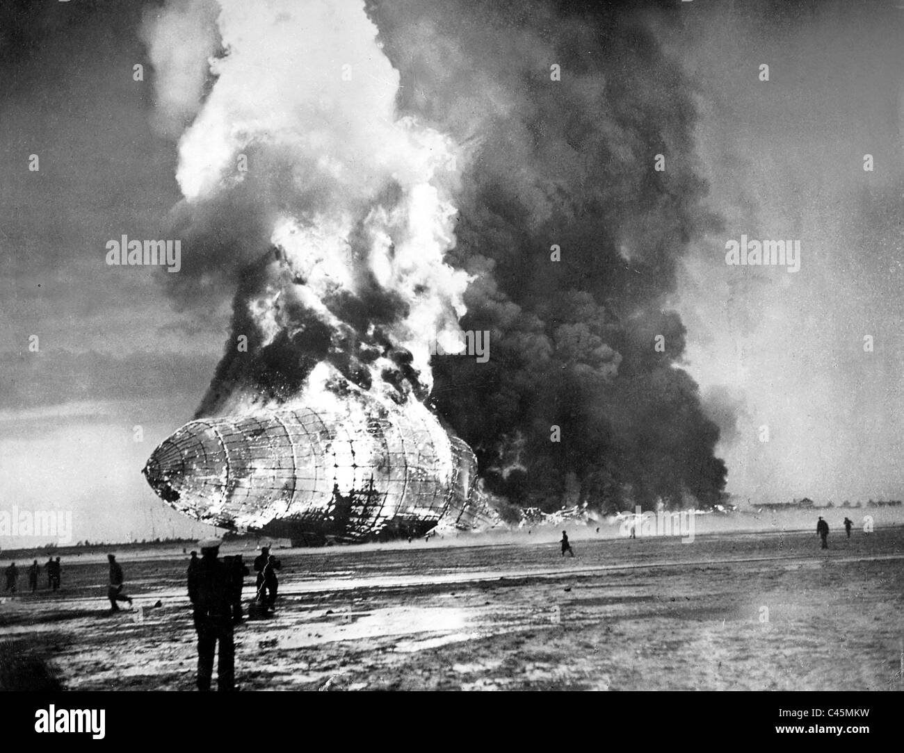 La Catastrofe del dirigibile Zeppelin 'Hindenburg' (LZ 129) in Lakehurst, 1937 Foto Stock