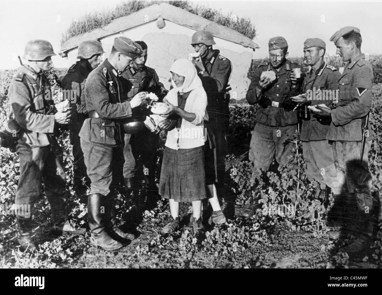 I soldati tedeschi con una contadina dietro il fronte orientale, 1941 Foto Stock