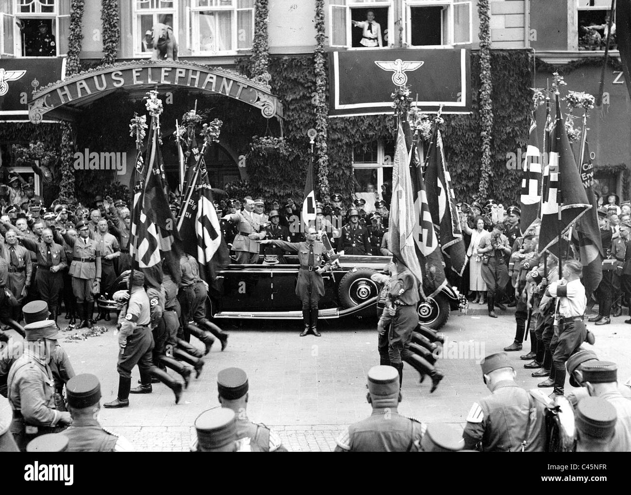 Adolf Hitler assume una parata di SA, 1936 Foto Stock