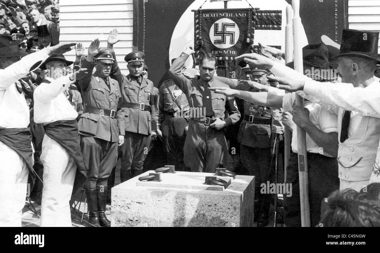 Rudolf Hess durante la posa della prima pietra per il Gauforum a Weimar, 1937 Foto Stock