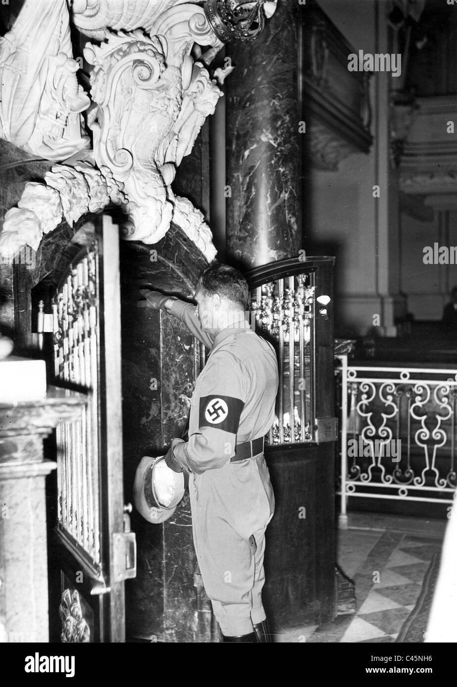 Rudolf Hess presso la tomba di Federico II di Svevia, 1936 Foto Stock