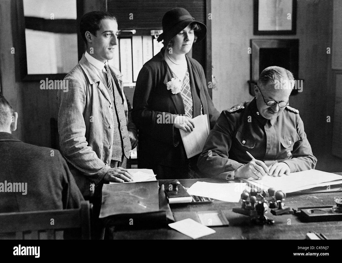 Cancellazione degli elenchi dei salari in una Berlino Ufficio di polizia, 1931 Foto Stock