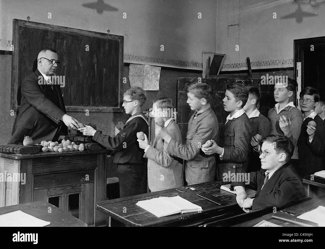 Raccolta di patate e le bricchette presso una scuola di Berlino, 1931 Foto Stock