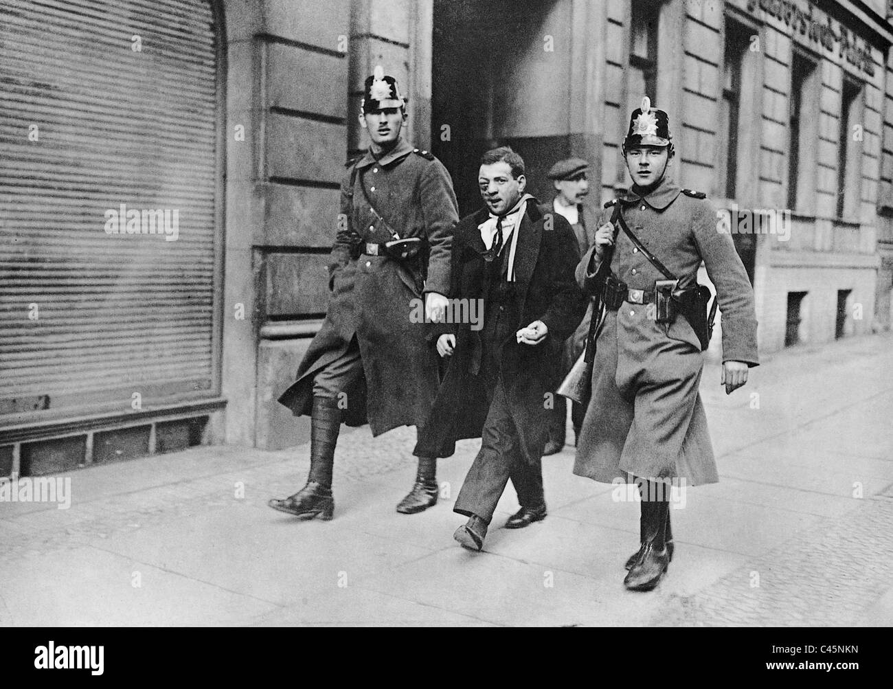 L'uomo in stato di fermo di polizia in Berlino, 1923 Foto Stock