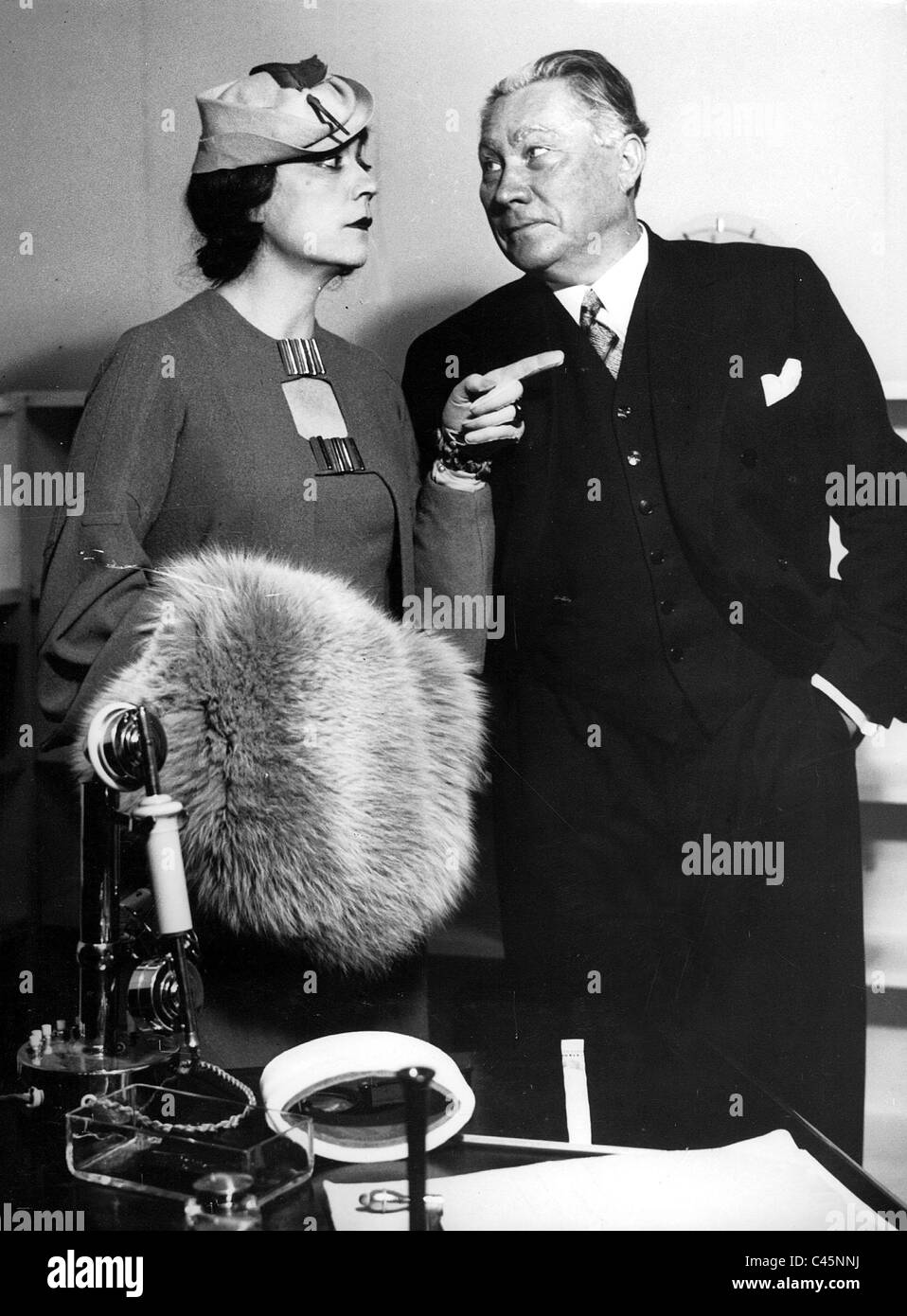 Asta Nielsen e Paul Wegener nella commedia "colleghi", 1935 Foto Stock