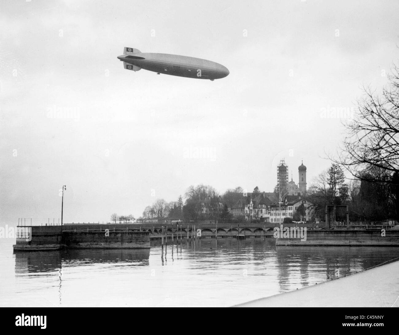 "Zeppelin Hindenburg' (LZ 129) al di sopra di Friedrichshafen, 1936 Foto Stock